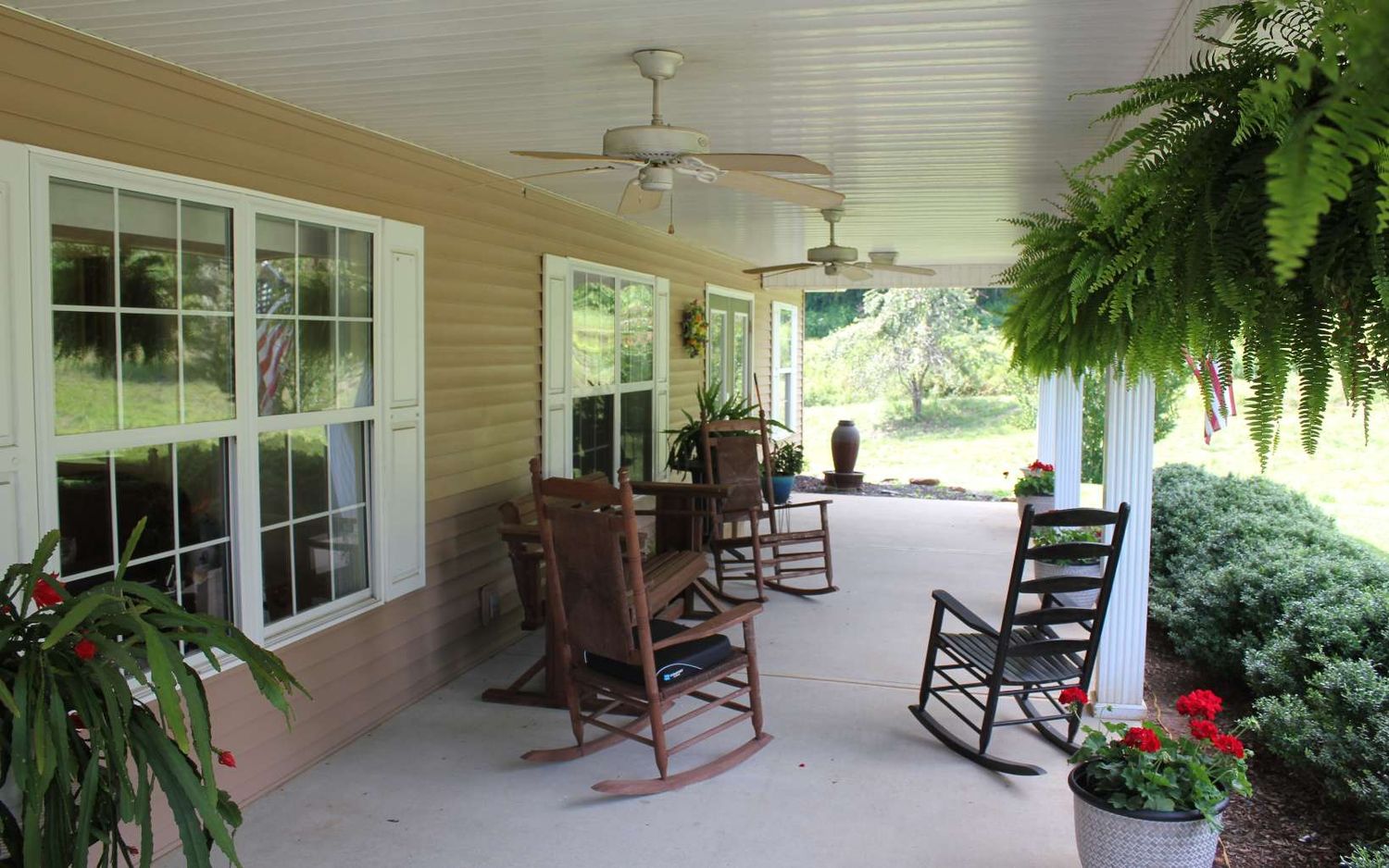 56 W Vineyard Ln, Hayesville, NC 28904